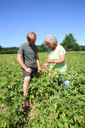 Zwei Menschen auf einem Feld